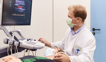 Prof Dr. Liman der Klinik für Neurologie Göttingen untersucht einen Patienten